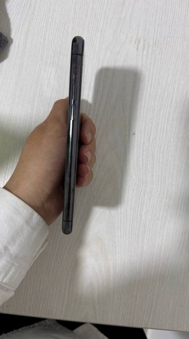 Iphone 11 pro sotiladi qora