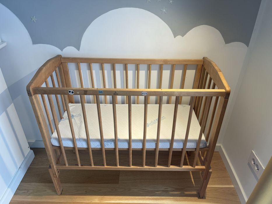 Co-sleeper din lemn transformabil in patut bebe