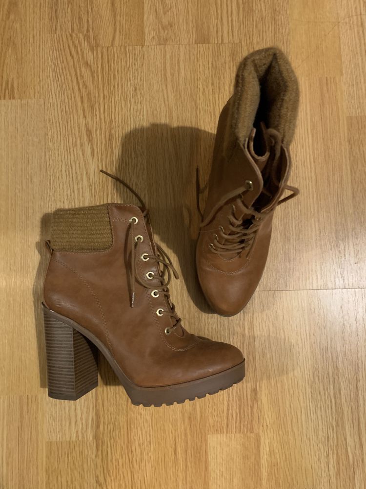 Vand cizme superbe si botine Bershka