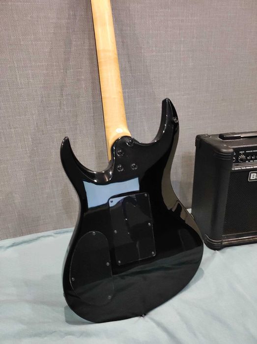 Продаю электрогитару Washburn — полный комплект, всё готово к игре!