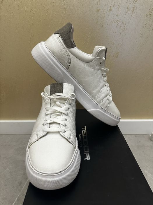 Мъжки обувки - бели 42 номер