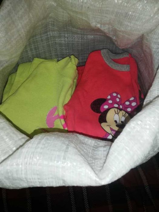 Продават се за момиче дрешки един чувал запазени за 6/7г цял чувал.