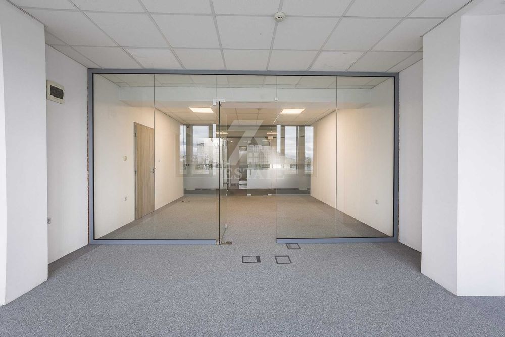 Дава под наем просторен офис в ж. к. Хаджи Димитър