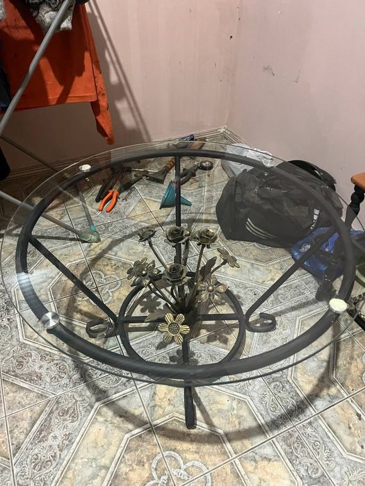 Продам стеклянный стол