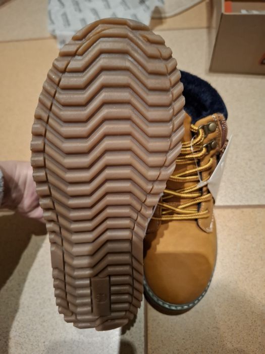 Чисто нови обувки тип боти