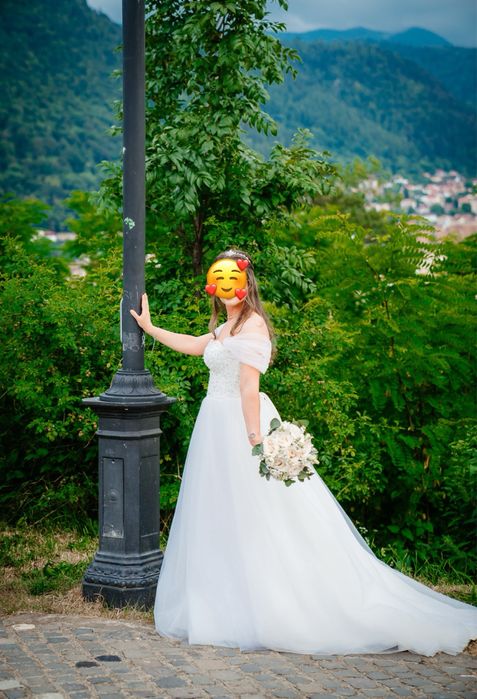 Vand rochie de mireasa cu corset lucrat manual