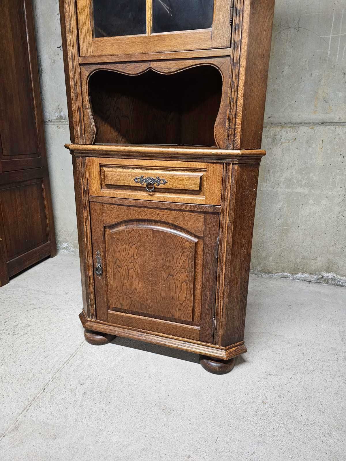 Масивна витрина за ъгъл (материал орех)