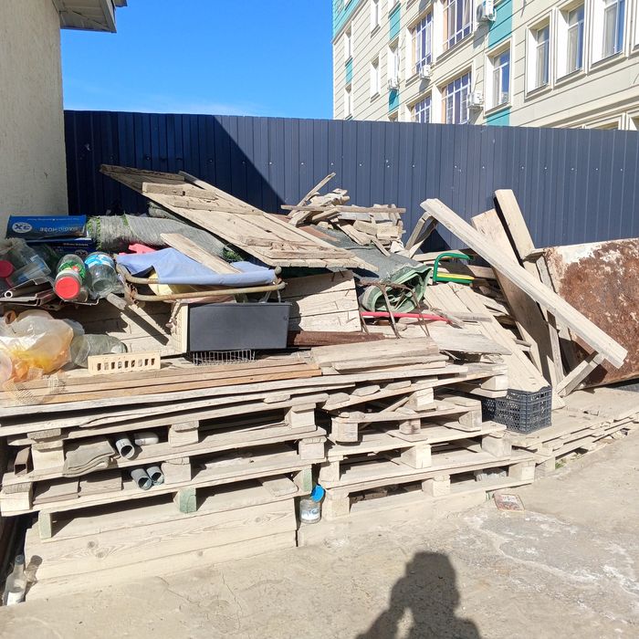 Ағаш  отынға, поддондар бар