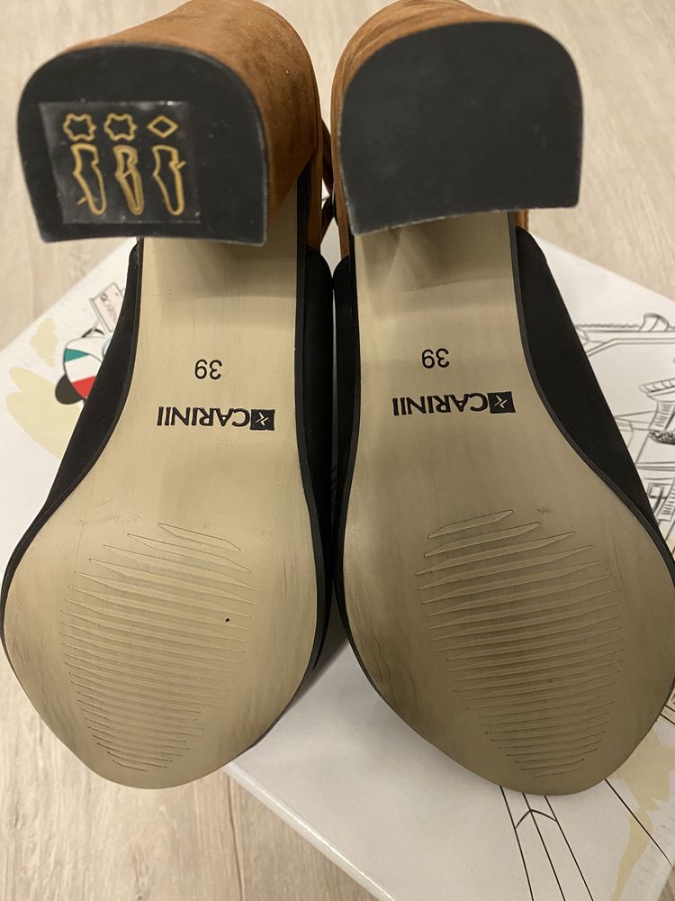 Sandale Carini toc gros , piele intoarsa . Noi cu bonul atasat .