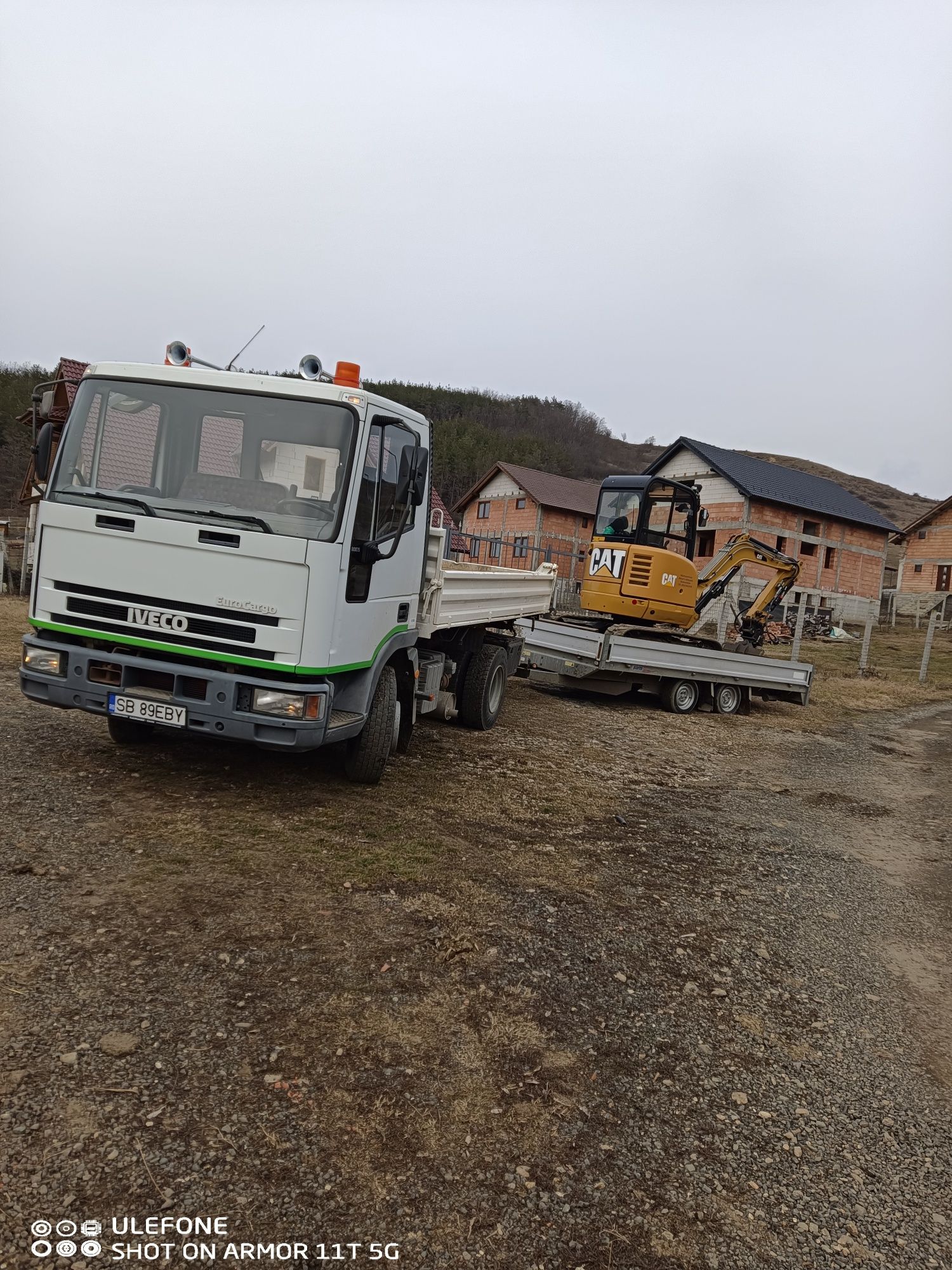 Miniexcavator 3t de închiriat și basculantă 8t/pământ vegetal