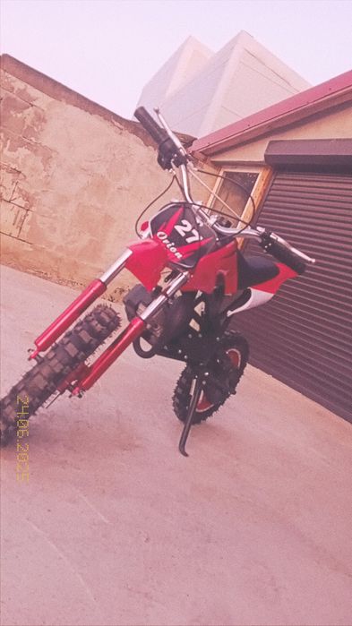 Motocicleta rosie pentru copii cu motor de 50cc