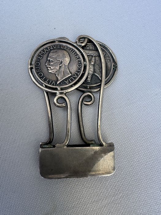 Clama de bani din argint