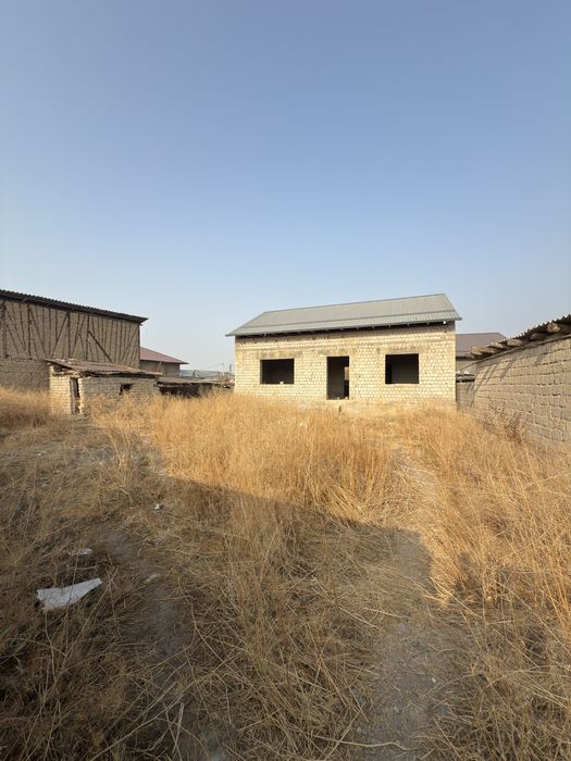 Sergeli Chortoq Maxallada yer sotiladi 4 xonali uyi bor karopka