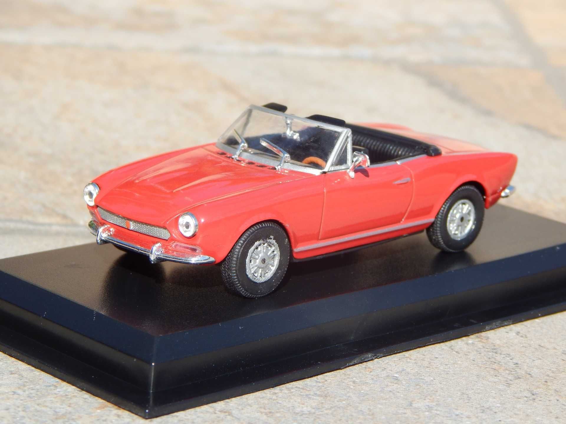 Macheta FIAT 124 Sport Spider 1967 sc 1:43 cu postament si ambalaj