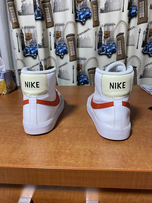 Vând adidași nike blazer red stripe