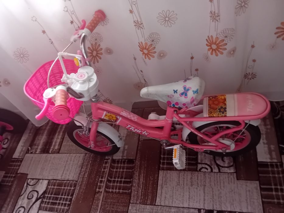 Vând bicicleta de fetita
