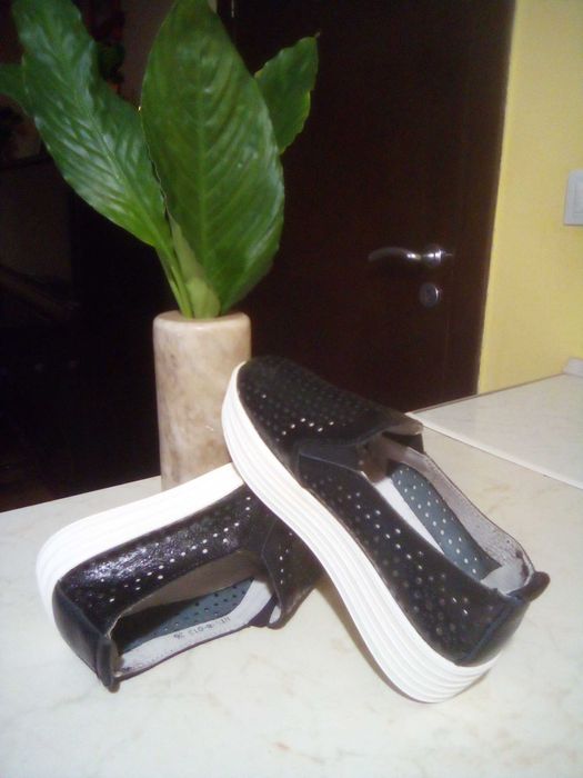 Продавам обувки от естествена кожа на платформа .