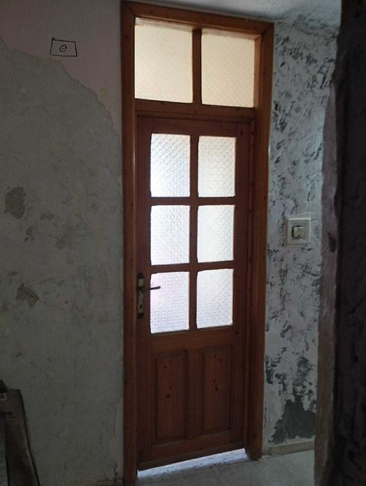 Vind 4 uși din brad, model cu tăblii si luminator, stare foarte bună