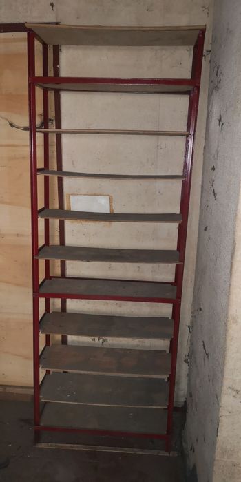 Железни стелажи  .