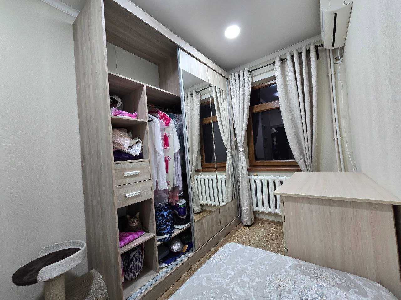 Комплект мебели - кровать, стол, шифоньер