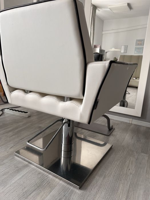 Scaun coafor+ oglinga si corp mobilier