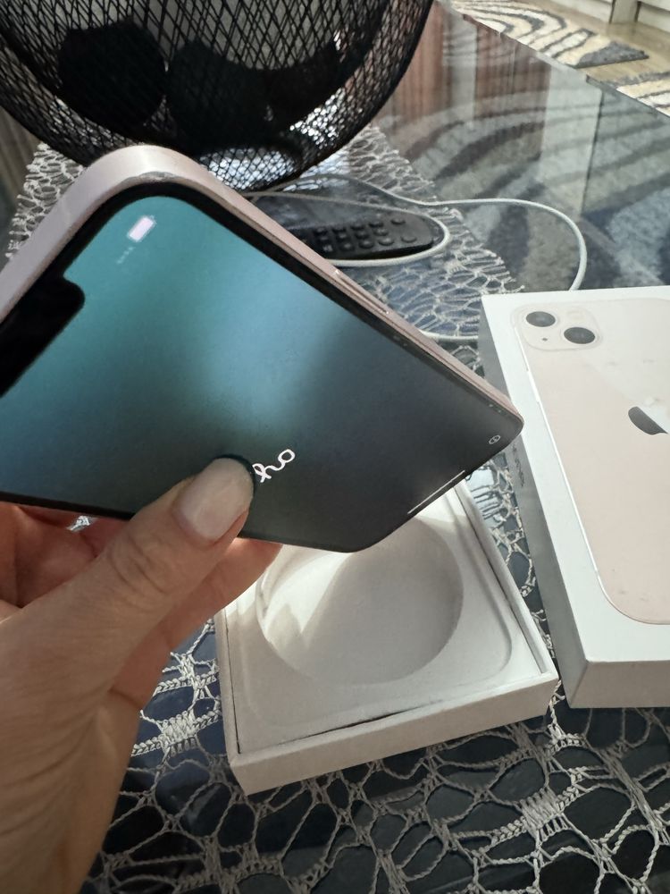 IPhone 13-бледо розово