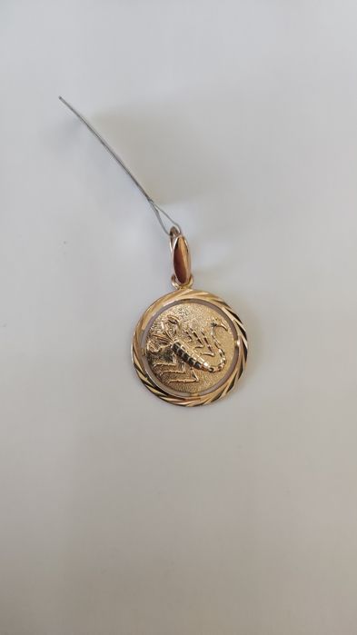 Продам кулон золотой, скорпион.