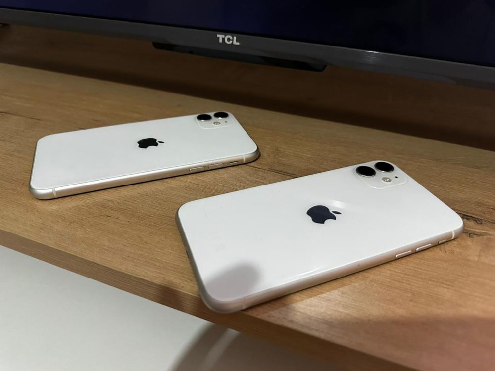 Продам 2, 11-х iphone.