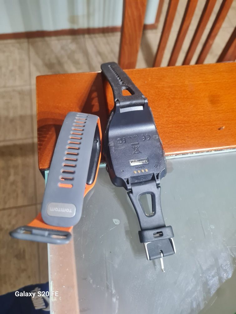 Продавам два часовника