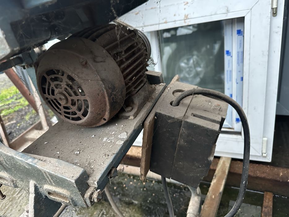 Mașina de tâmplărie. , universala . Precizia București