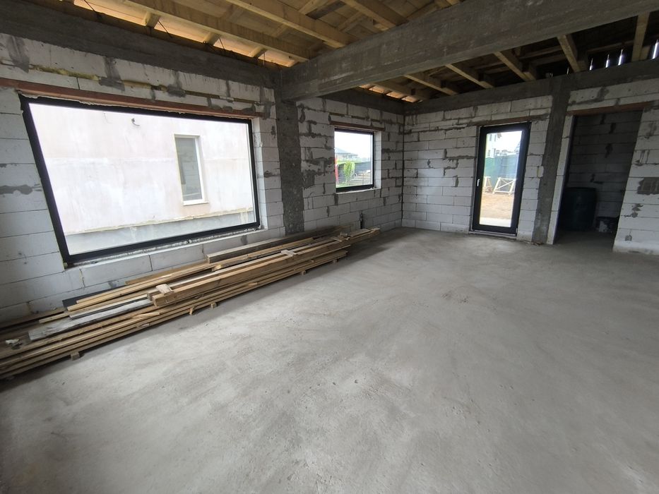 Casa moderna si spatioasa spre vanzare .