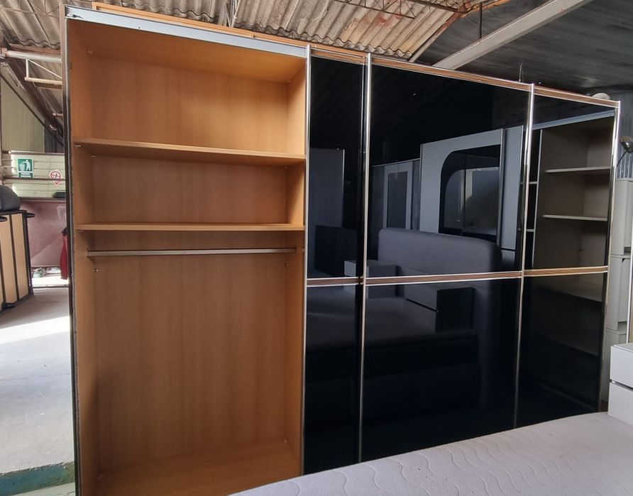 Dulap negru lucios /oglinda neagra