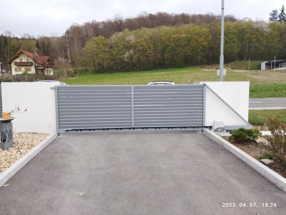 Porți culisante autoportante