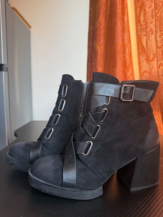 Велурени боти на ток