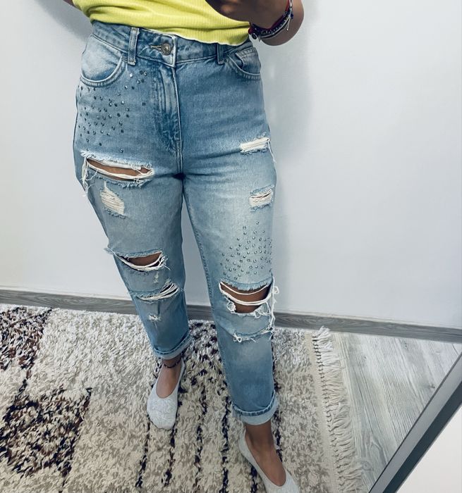 Vesta de blana și blugi