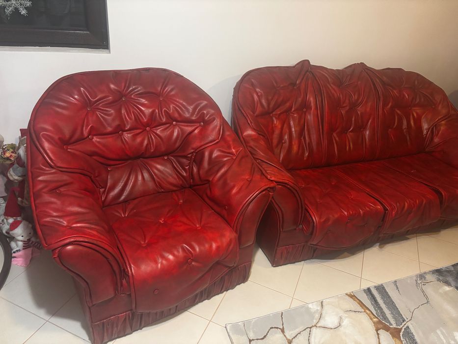 Set canapea + fotolii din piele roșie vintage