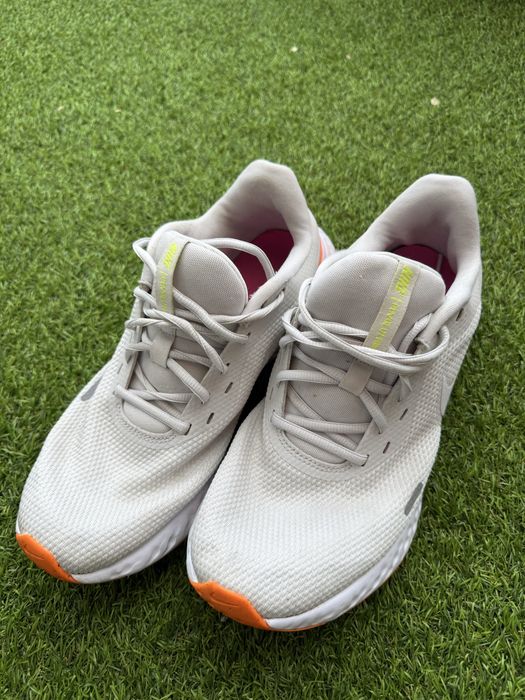 Nike Revolution 5 Platinum Tint 44