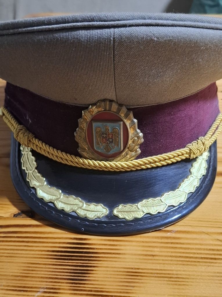 Caschete si embleme militare