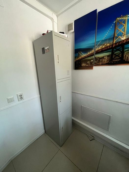 Железный сейф/ шкаф с ключами