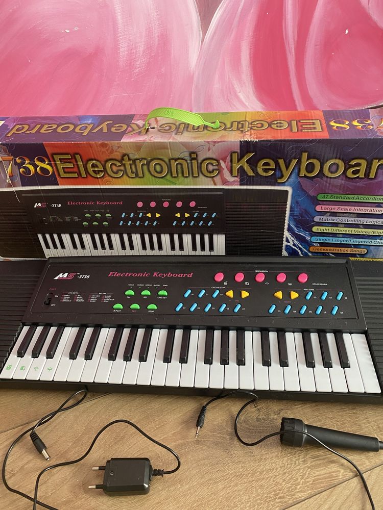 Продам новый музыкальный клавишный инструмент