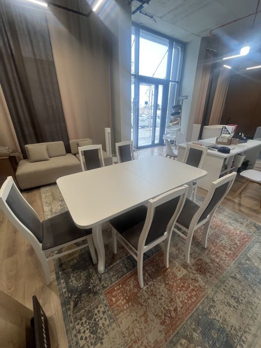 Деревянные стол со стульями