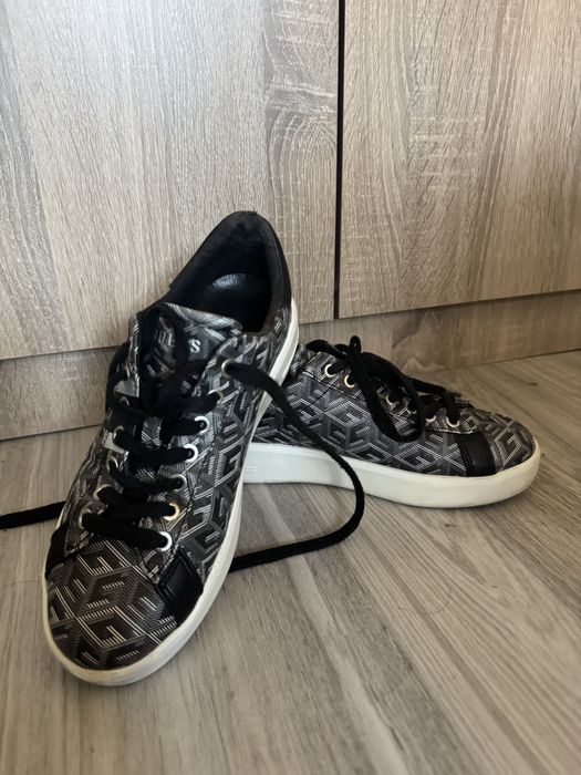 Черни обувки Guess