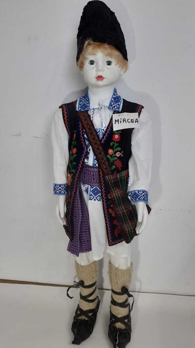 Manechine decorative traditionale imbracate in costume populare