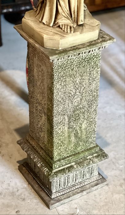 Statuie decorativă clasică pe soclu – femeie stil renascentist
