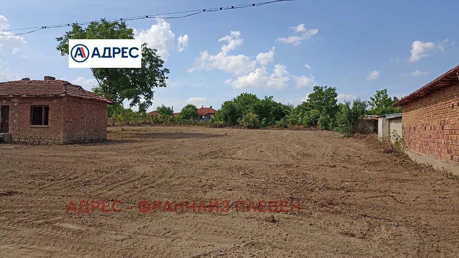 Парцел в Плевен, област-с.Обнова площ 2000 цена 7500