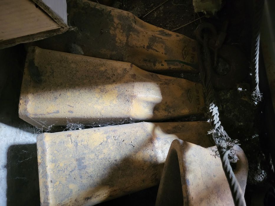 Продам зубья и нажы на Cat D10T