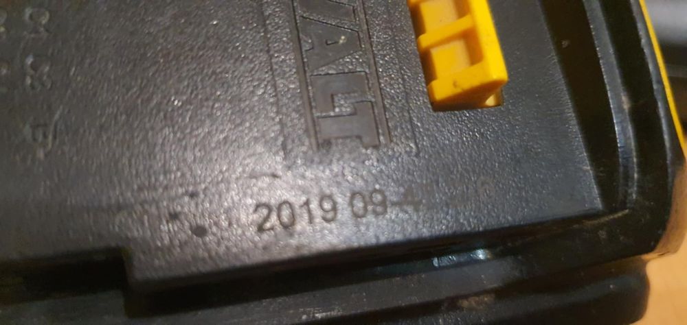 Vând încărcător și baterii DeWalt