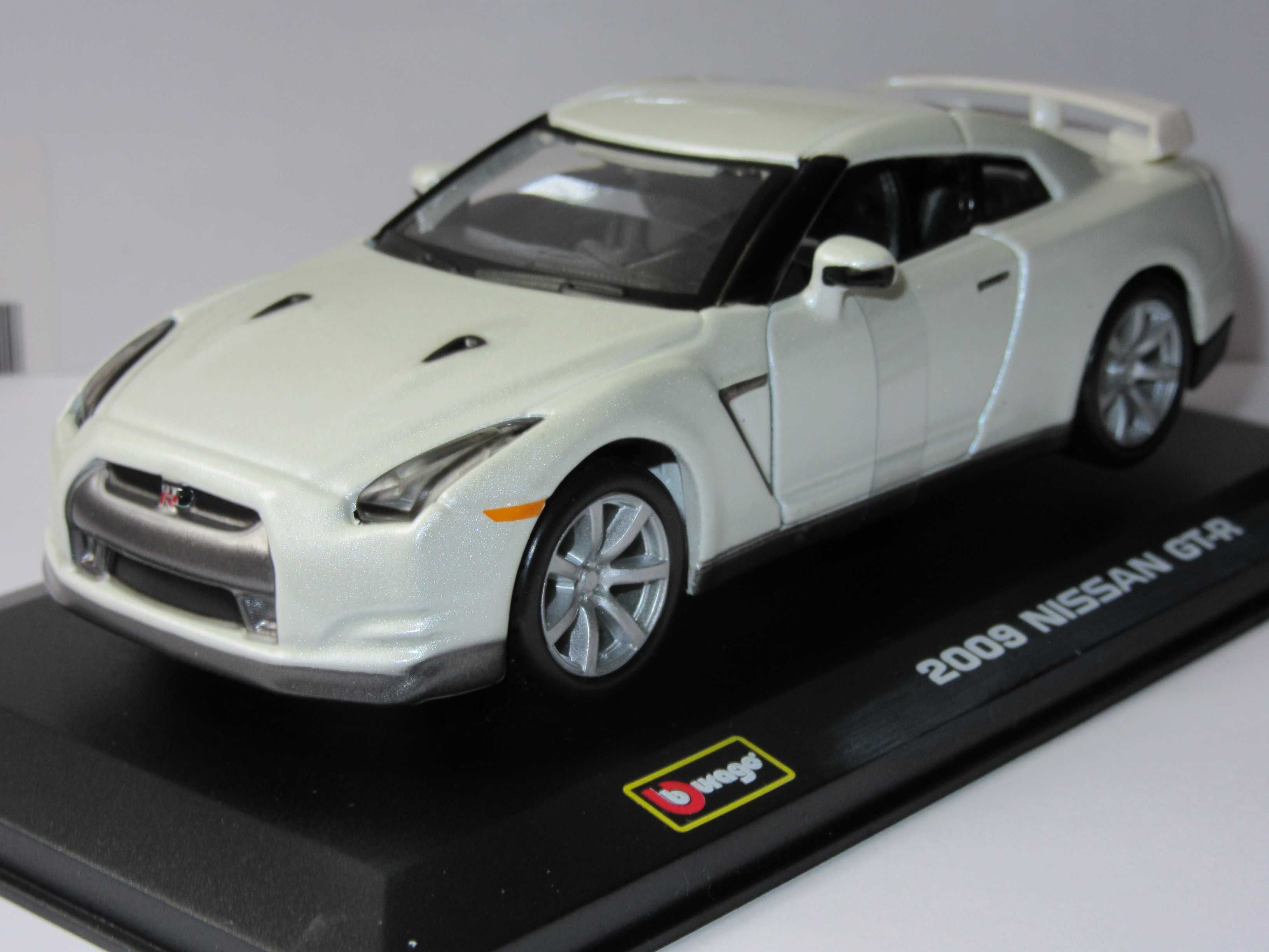 Macheta Nissan R35 GTR Bburago 1:32