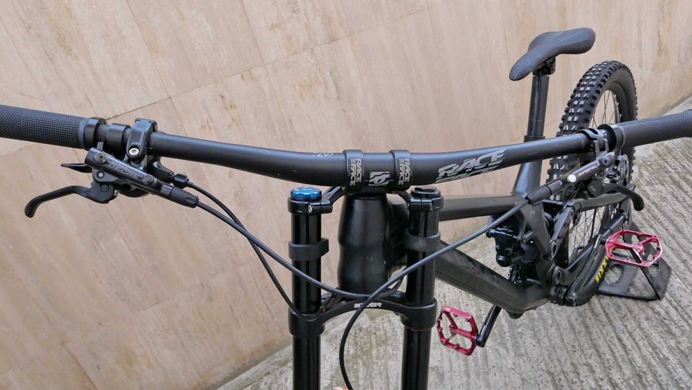 Canyon Sender DH, 27.5 M, RockShox Boxxer, 200 ход, 1х7 Sram GX