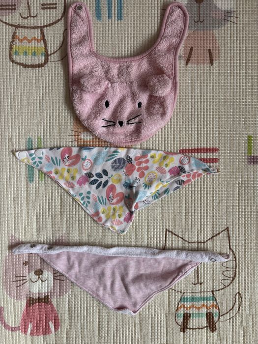 Бандани, лигавници, шапка с ръкавички и памтофки